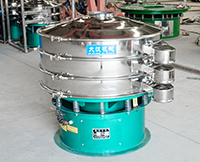 旋振筛多采用立式振动电机作为激振来源，利用偏心块的夹角的不同实现物料在筛网上运动的轨迹调整。